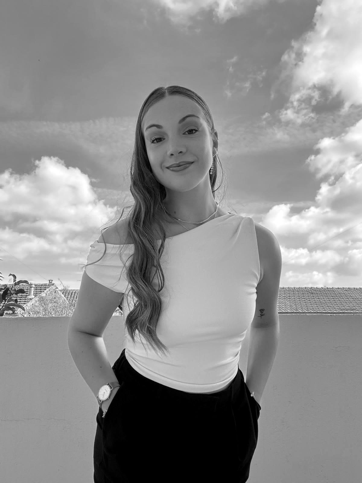 Andrea Mata sonriendo en una terraza